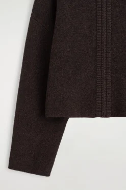 VERKÜRZTE STRICKJACKE AUS MERINOWOLLE