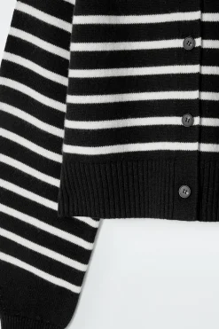 VERKÜRZTE STRICKJACKE AUS WOLLE