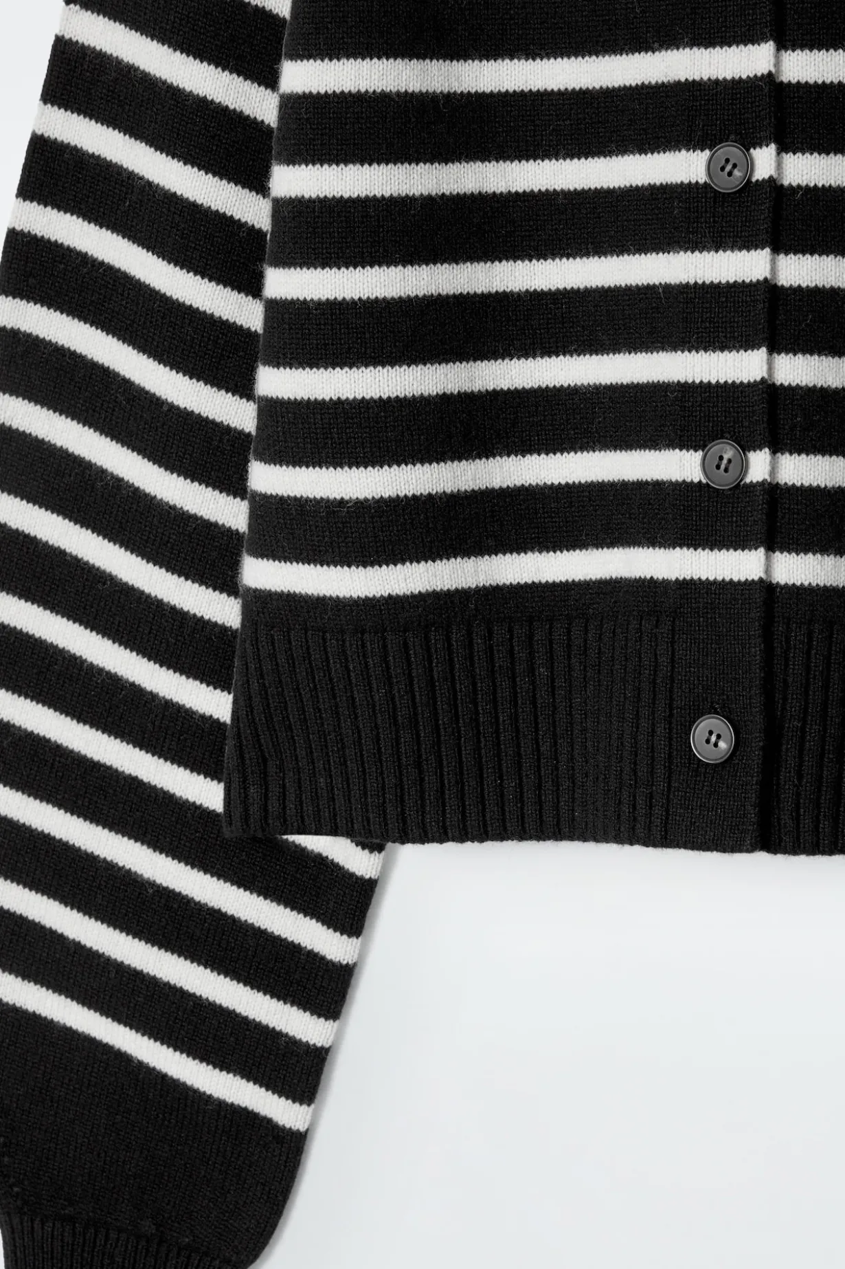 VERKÜRZTE STRICKJACKE AUS WOLLE