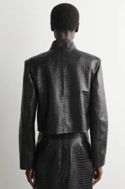 VERKÜRZTER BLAZER AUS LEDER IN KROKODILOPTIK