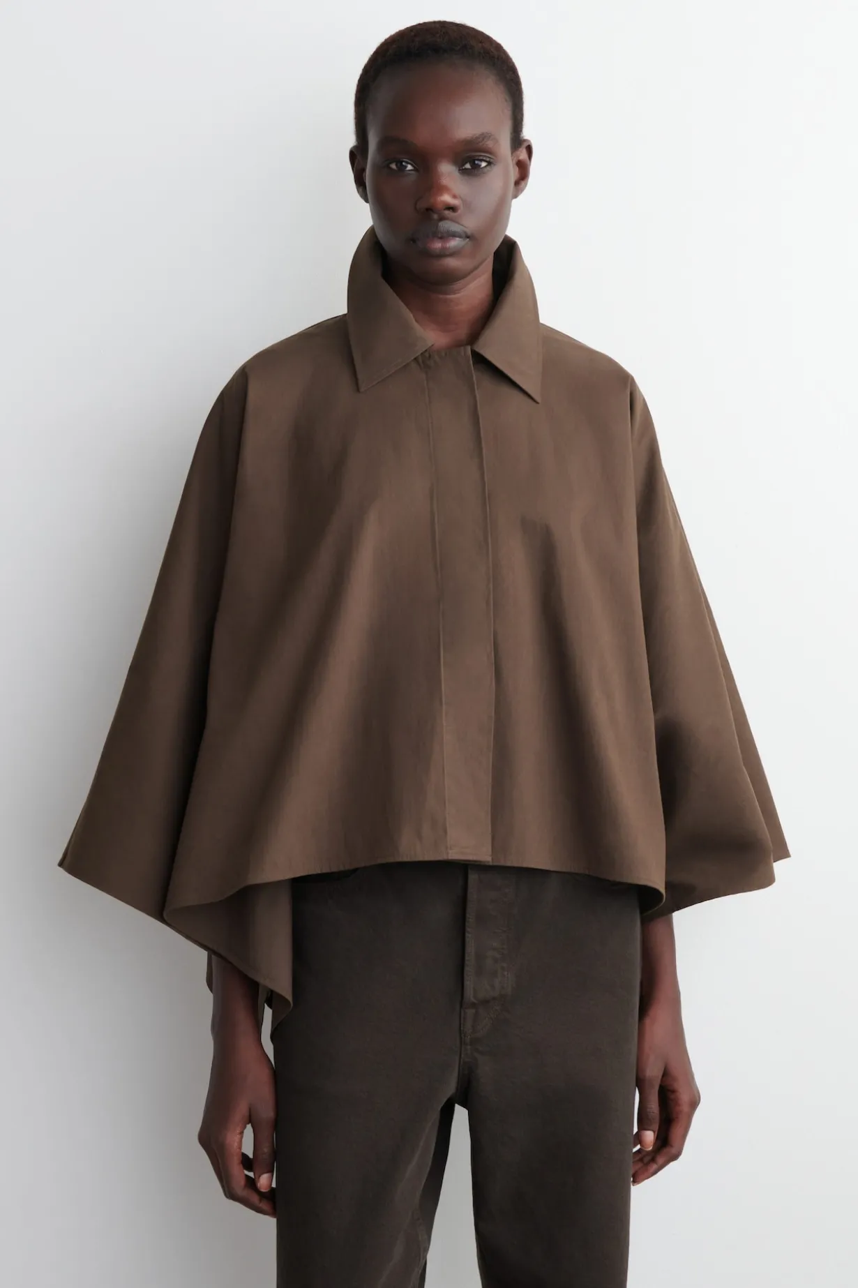 VERKÜRZTES CAPE IM TRENCHCOAT-STIL