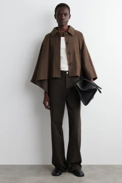 VERKÜRZTES CAPE IM TRENCHCOAT-STIL