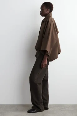 VERKÜRZTES CAPE IM TRENCHCOAT-STIL