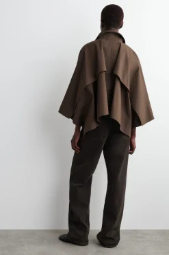 VERKÜRZTES CAPE IM TRENCHCOAT-STIL