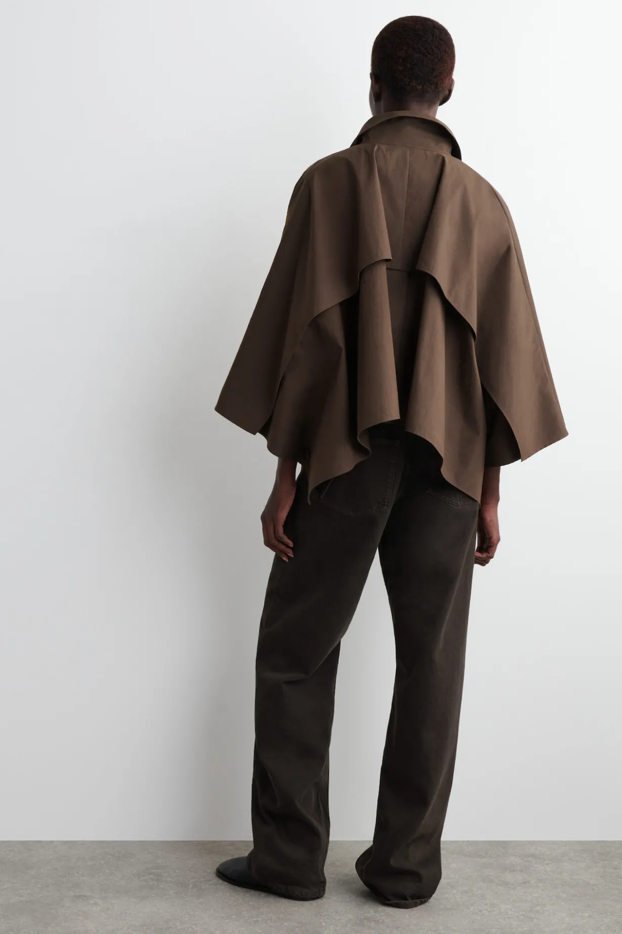 VERKÜRZTES CAPE IM TRENCHCOAT-STIL