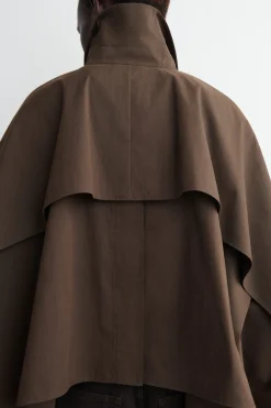 VERKÜRZTES CAPE IM TRENCHCOAT-STIL