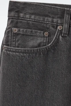 VOLUME JEANS MIT WEITEM BEIN