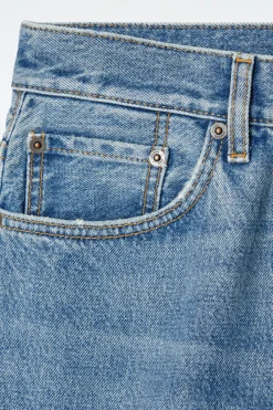 VOLUME JEANS MIT WEITEM BEIN