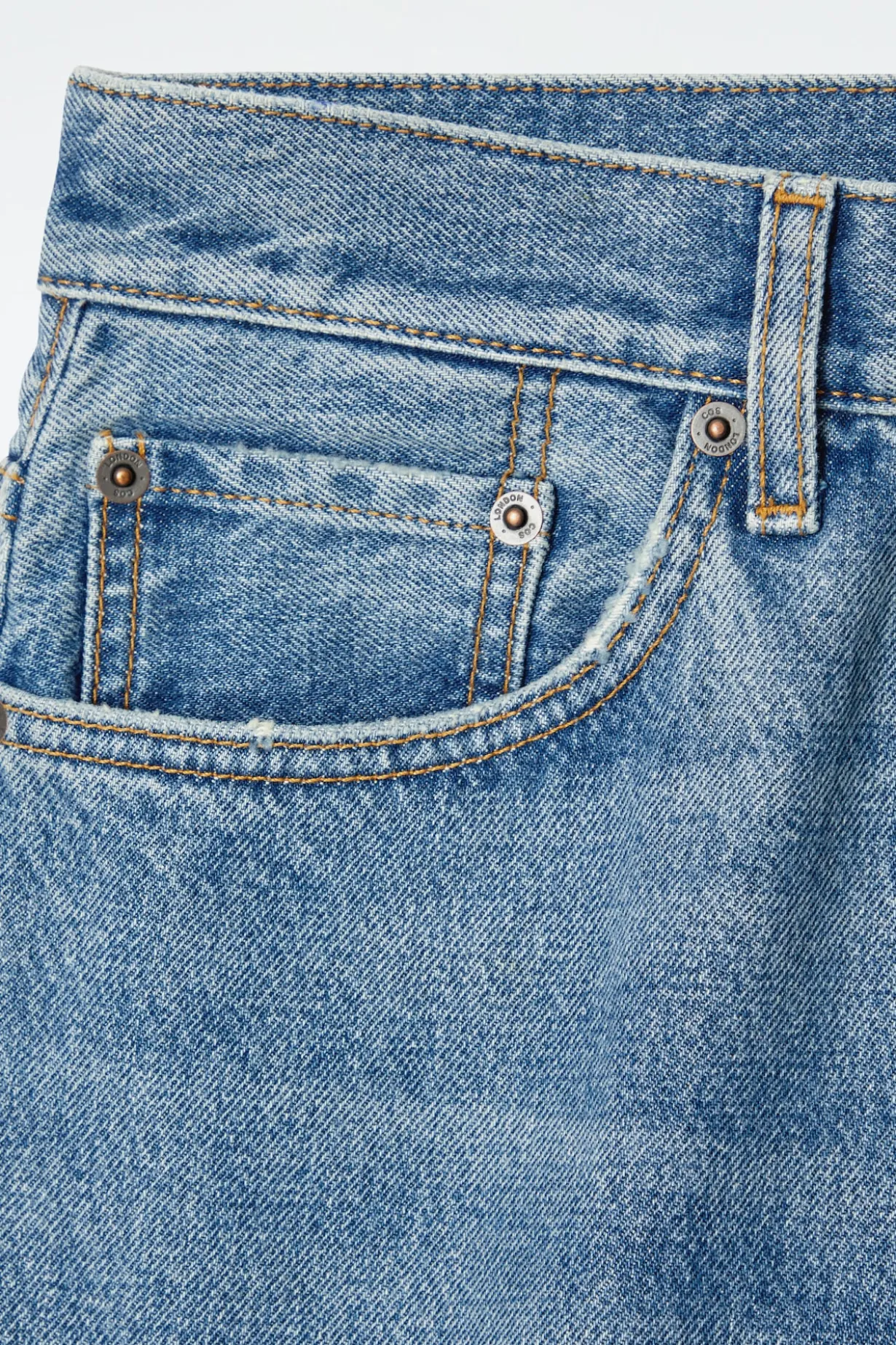 VOLUME JEANS MIT WEITEM BEIN