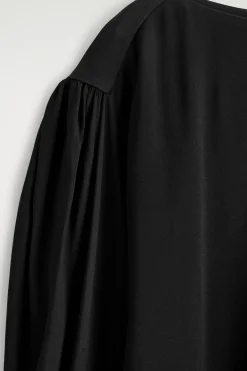 VOLUMINÖSE BLUSE MIT KONTRASTPARTIEN