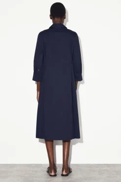 VOLUMINÖSES HEMDKLEID IN MAXILÄNGE
