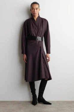 WICKELKLEID AUS WOLLE MIT SCHALKRAGEN