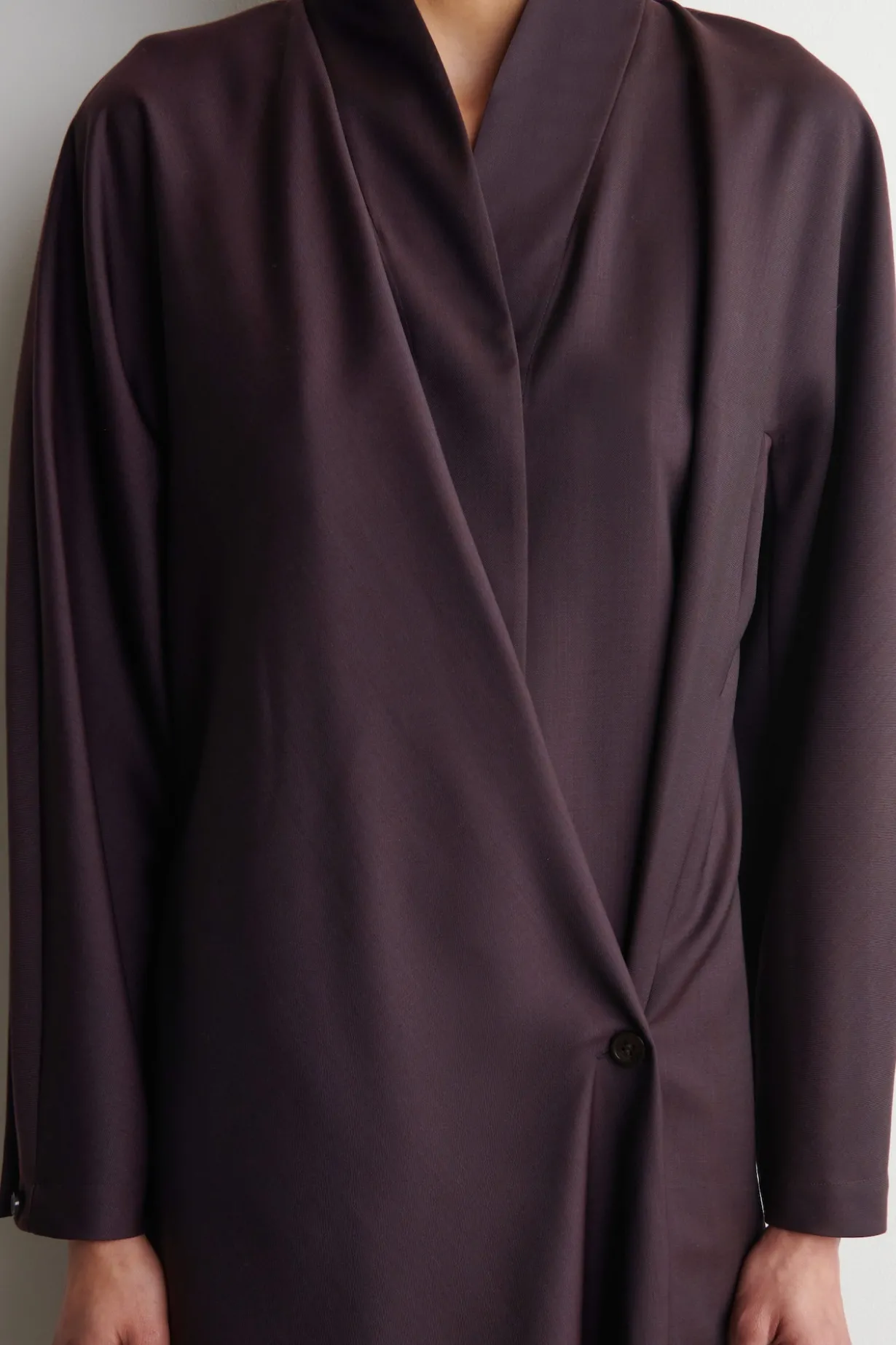 WICKELKLEID AUS WOLLE MIT SCHALKRAGEN