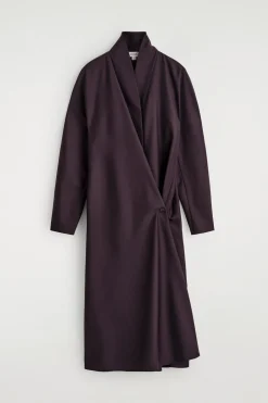 WICKELKLEID AUS WOLLE MIT SCHALKRAGEN