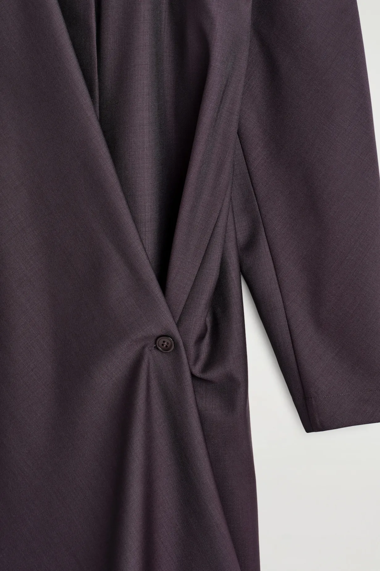 WICKELKLEID AUS WOLLE MIT SCHALKRAGEN