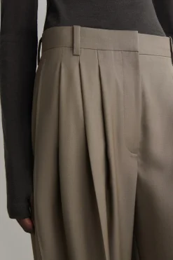 WOLLHOSE MIT BARREL-BEIN UND FALTEN