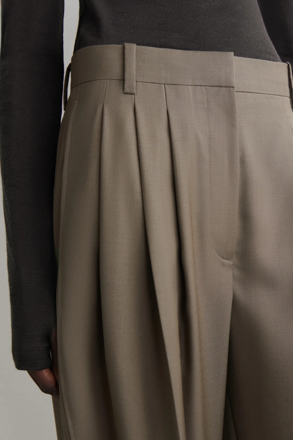 WOLLHOSE MIT BARREL-BEIN UND FALTEN