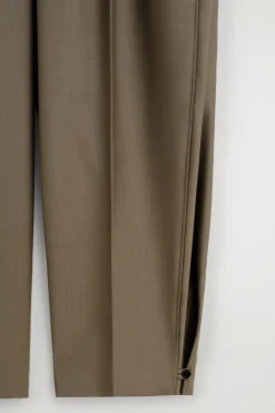 WOLLHOSE MIT BARREL-BEIN UND FALTEN