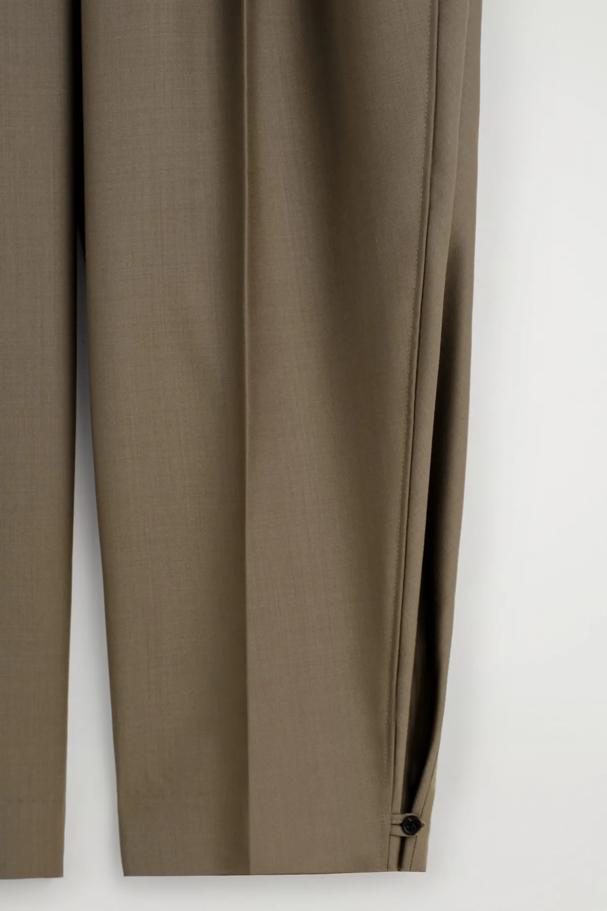 WOLLHOSE MIT BARREL-BEIN UND FALTEN
