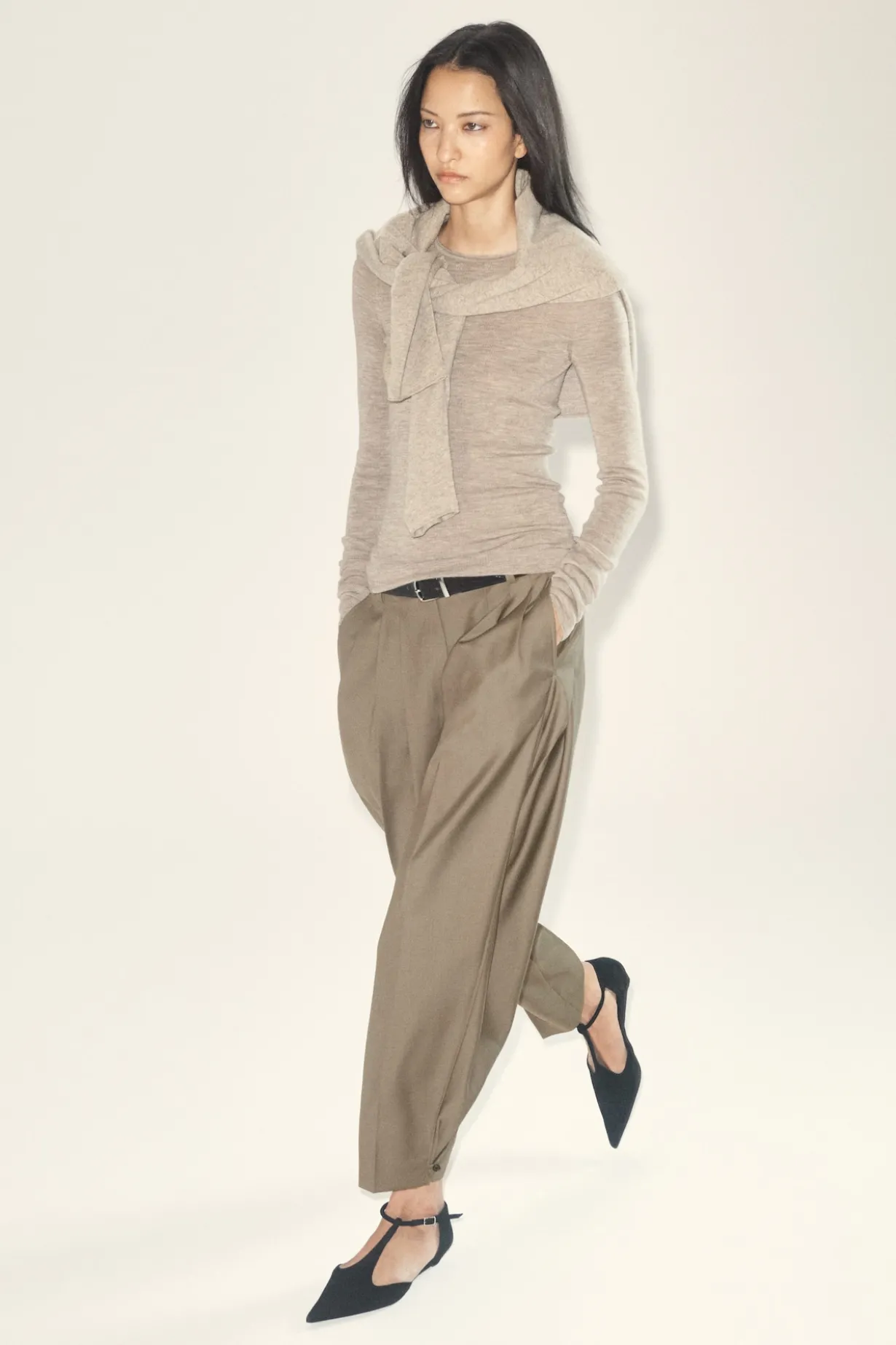 WOLLHOSE MIT BARREL-BEIN UND FALTEN