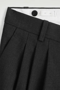 WOLLHOSE MIT BARREL-BEIN UND FALTEN
