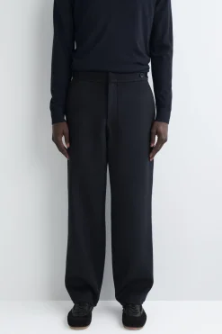 WOLLHOSE MIT SCHMAL ZULAUFENDEM BEIN