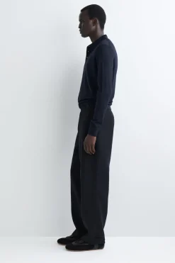 WOLLHOSE MIT SCHMAL ZULAUFENDEM BEIN