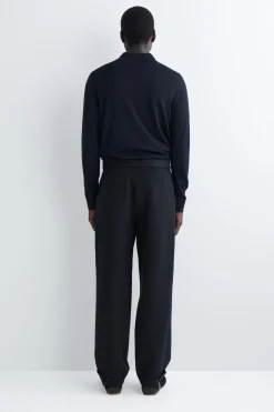 WOLLHOSE MIT SCHMAL ZULAUFENDEM BEIN
