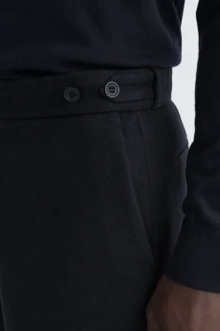 WOLLHOSE MIT SCHMAL ZULAUFENDEM BEIN