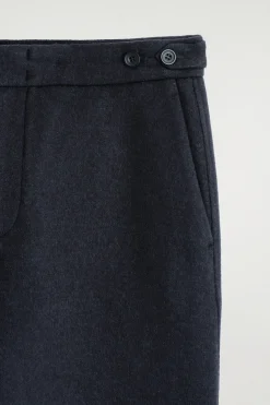 WOLLHOSE MIT SCHMAL ZULAUFENDEM BEIN