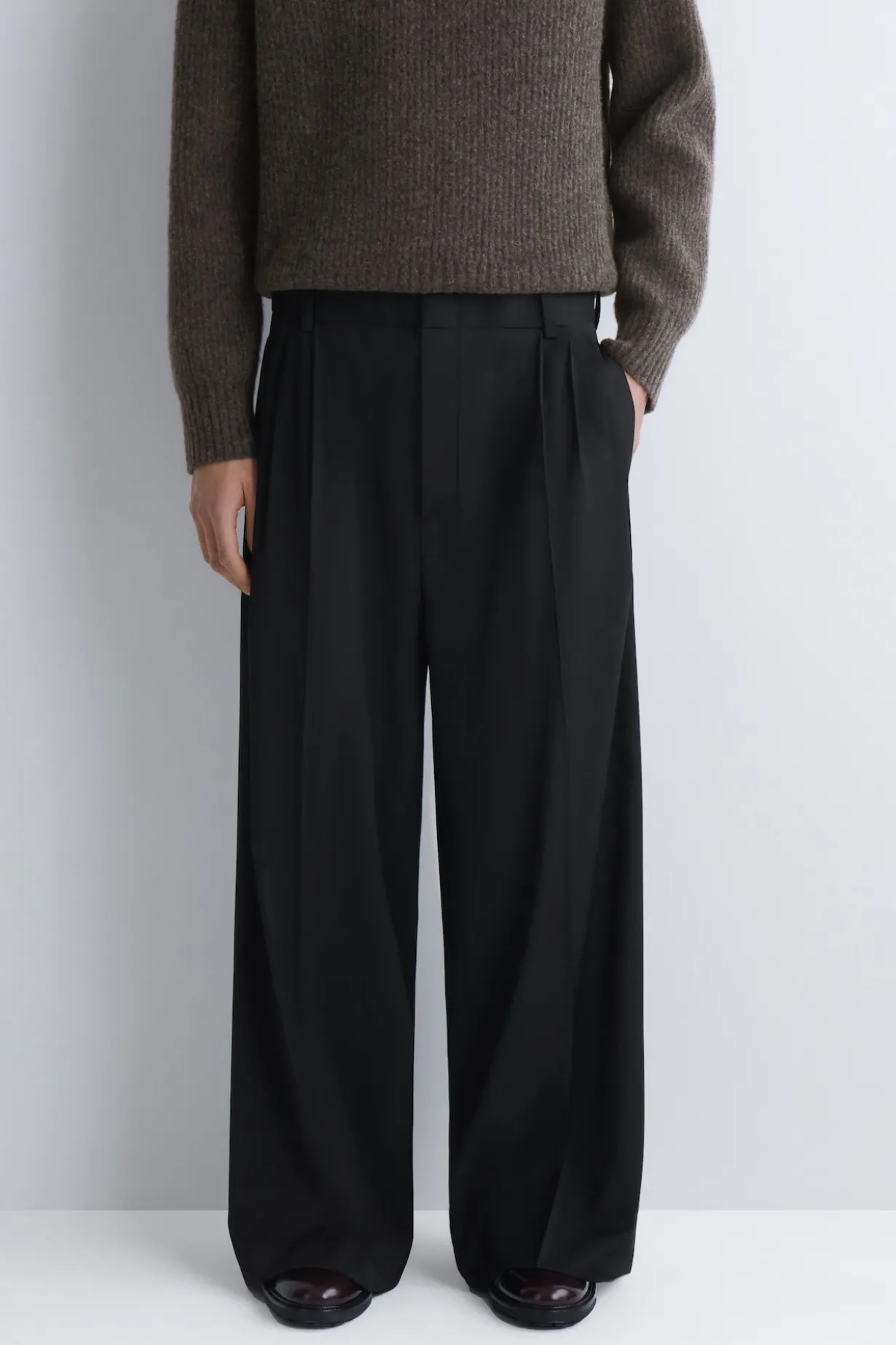 WOLLHOSE MIT WEITEM BEIN UND FALTEN