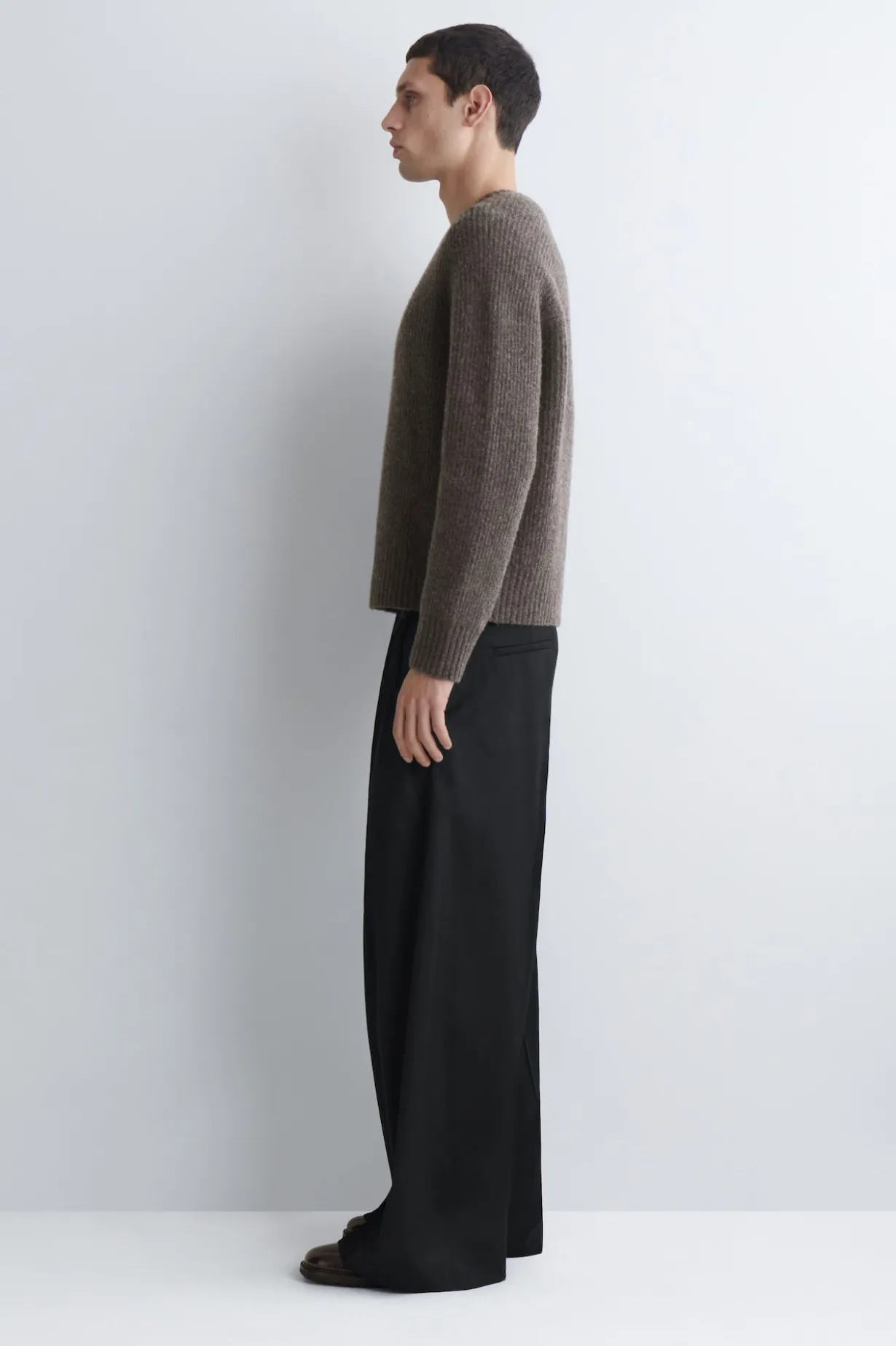 WOLLHOSE MIT WEITEM BEIN UND FALTEN