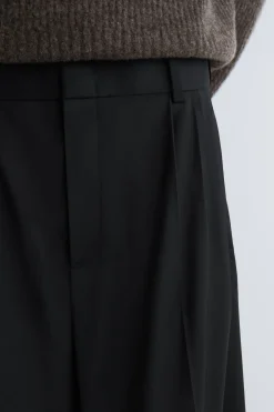 WOLLHOSE MIT WEITEM BEIN UND FALTEN