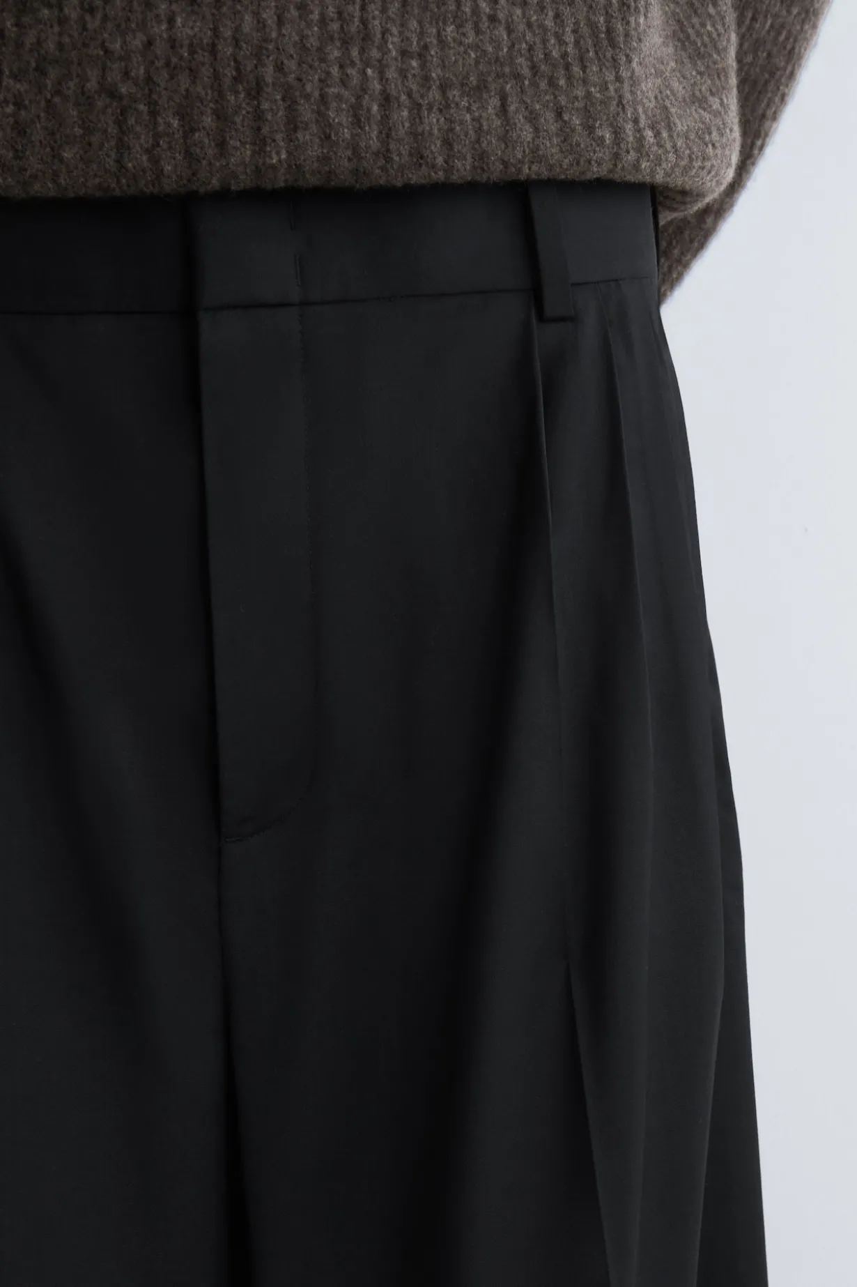 WOLLHOSE MIT WEITEM BEIN UND FALTEN