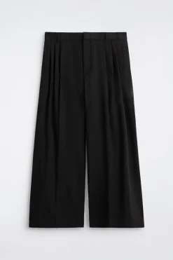 WOLLHOSE MIT WEITEM BEIN UND FALTEN
