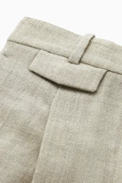 WOLLHOSE MIT WEITEM BEIN UND BÜGELFALTEN
