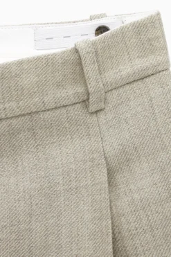 WOLLHOSE MIT WEITEM BEIN UND BÜGELFALTEN