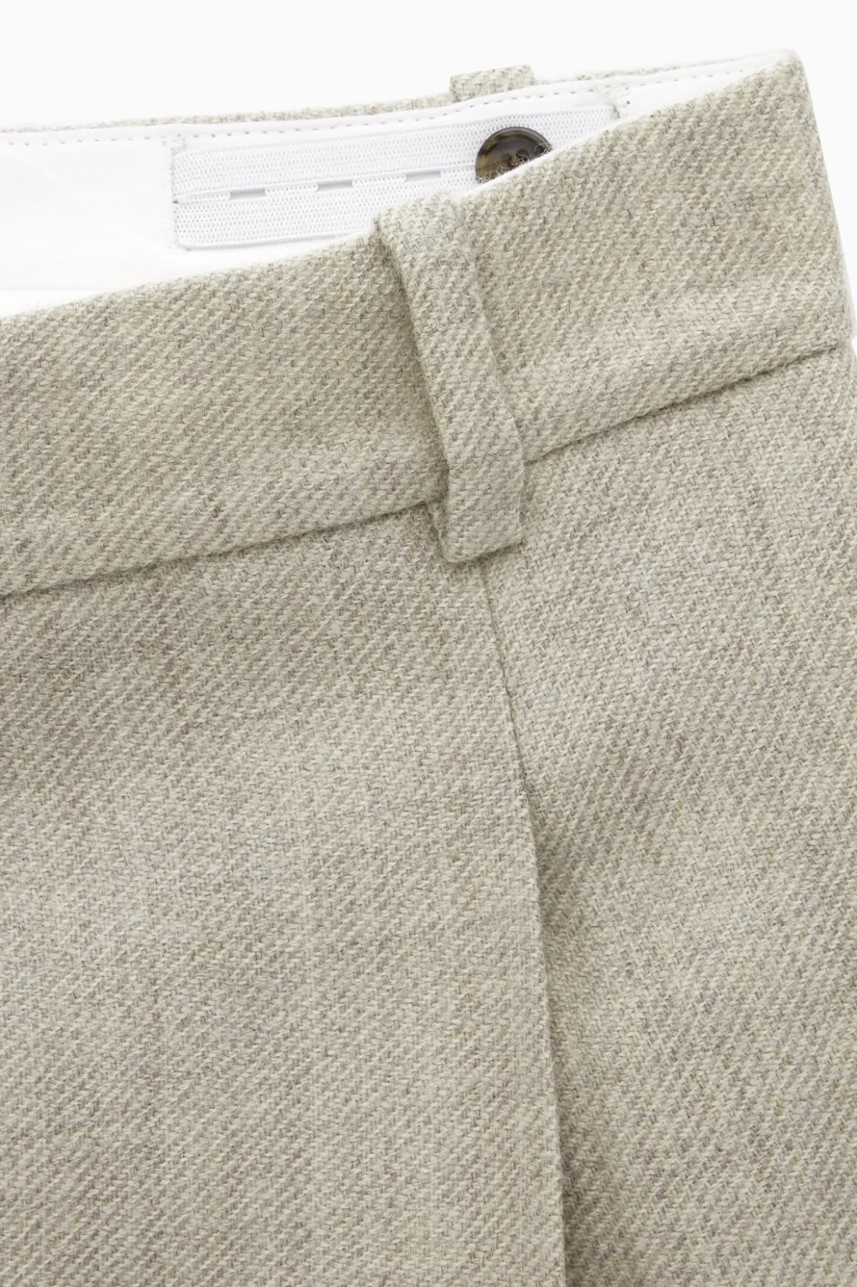 WOLLHOSE MIT WEITEM BEIN UND BÜGELFALTEN