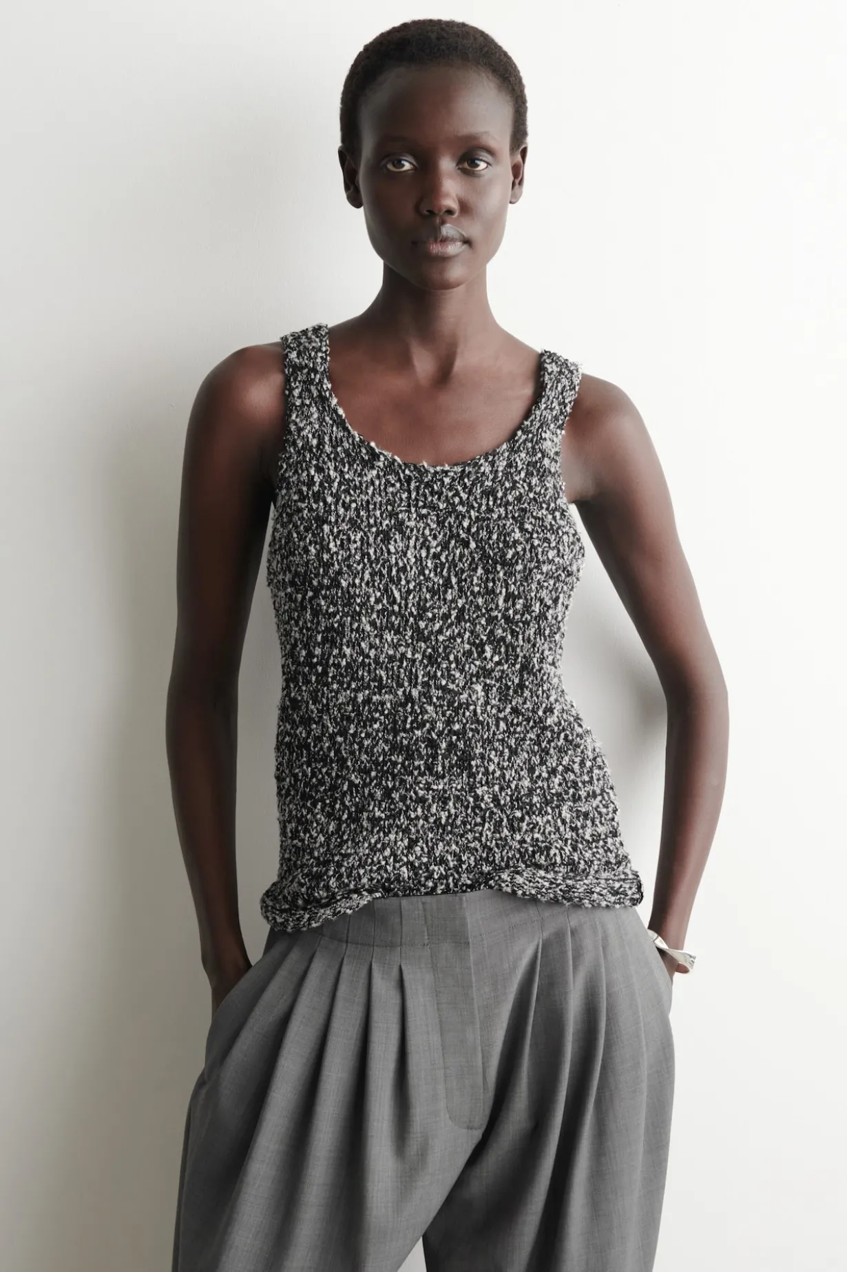 ZWEIFARBIGES MARKANTES STRICK-TANKTOP