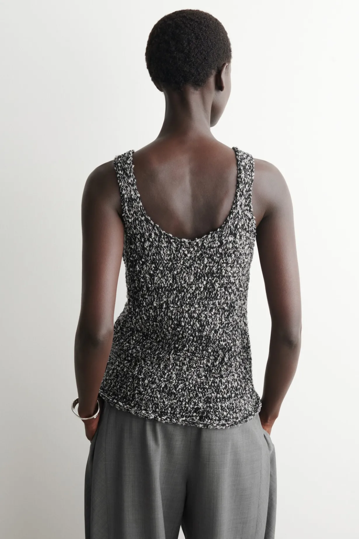 ZWEIFARBIGES MARKANTES STRICK-TANKTOP